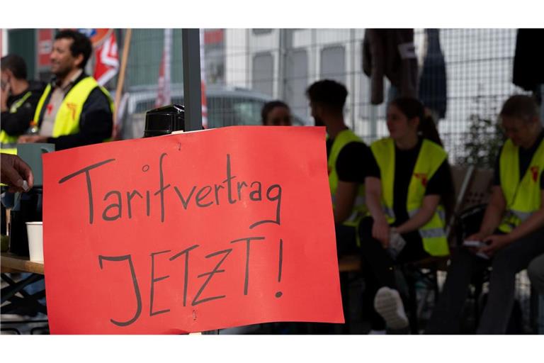 Demonstration für einen Tarifvertrag, hier bei einem Dönerspieß-Hersteller (Archivbild).