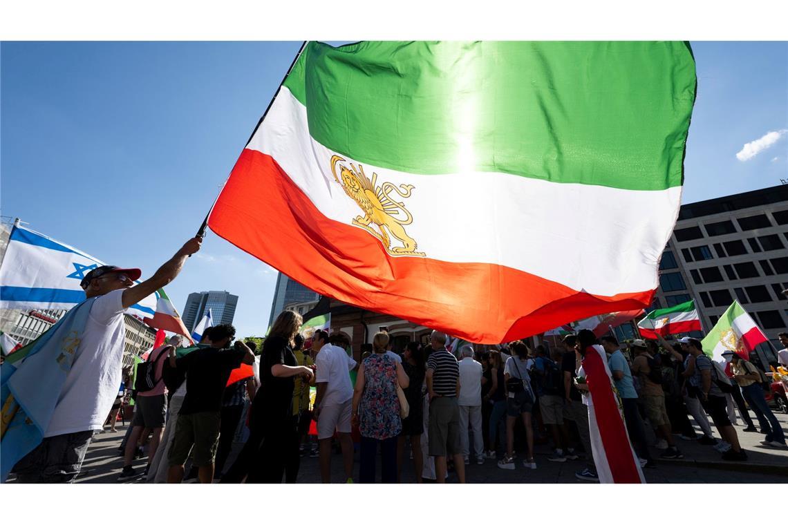 Drei Männern im Iran wegen Diebstahls Hände amputiert Demonstration gegen das iranische Regime. (Symbolbild)
