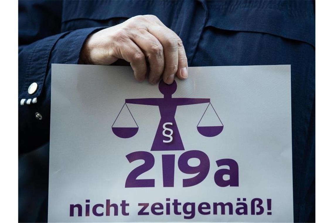§219a: Verurteilte Ärztin reicht Verfassungsbeschwerde ein Demonstration gegen den umstrittenen Abtreibungsparagrafen 219a. Foto: Silas Stein/dpa