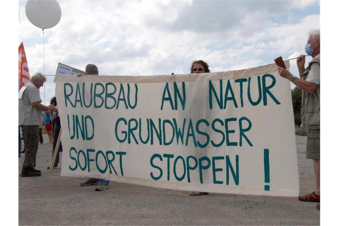 Demonstration gegen die Ansiedlung von Tesla in der brandenburgischen Gemeinde Grünheide. Foto: Paul Zinken/dpa
