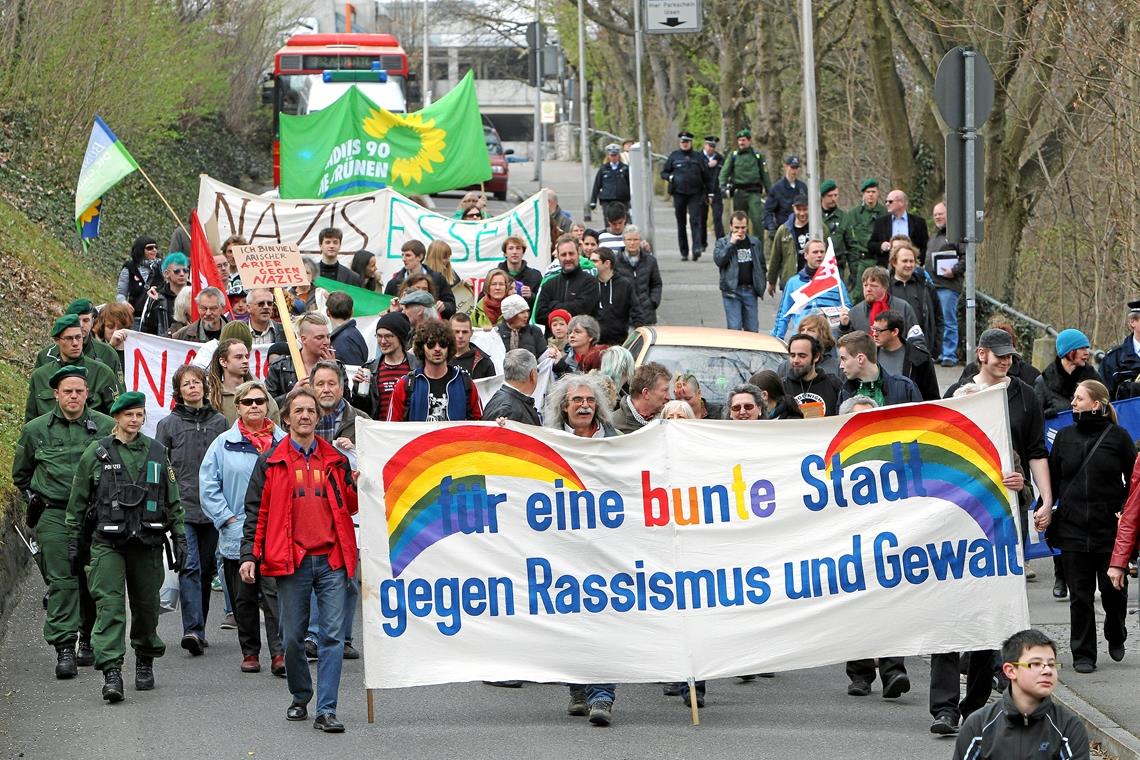 Demonstration gegen rechte Umtriebe: Bernd Hecktor (Mitte) war stets in der ersten Reihe zu finden. Archivfoto: E. Layher