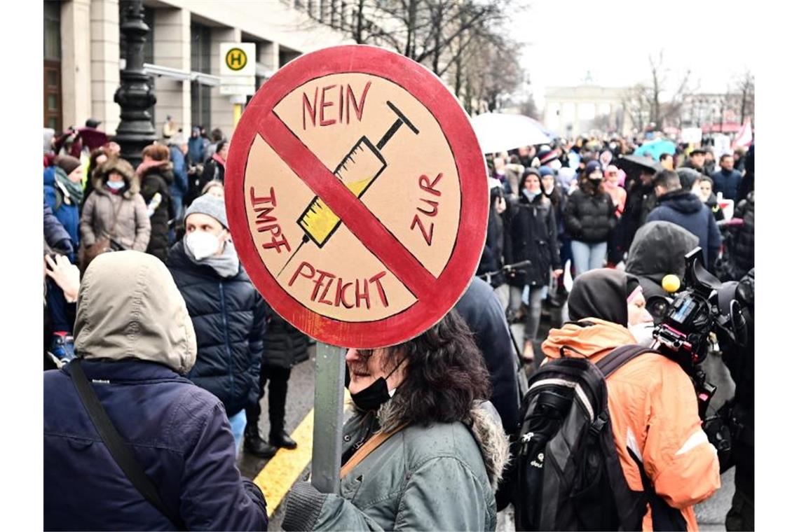 Pro und contra: Bundestag berät über allgemeine Impfpflicht Demonstration in Berlin gegen Impfpflicht und Corona-Maßnahmen. Foto: Fabian Sommer/dpa
