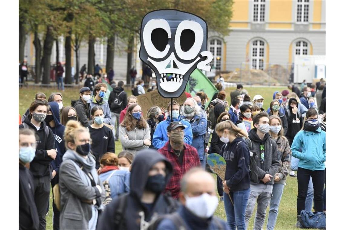 Fridays for Future trotzt Pandemie und Regen Demonstration in Bonn. Foto: Roberto Pfeil/dpa