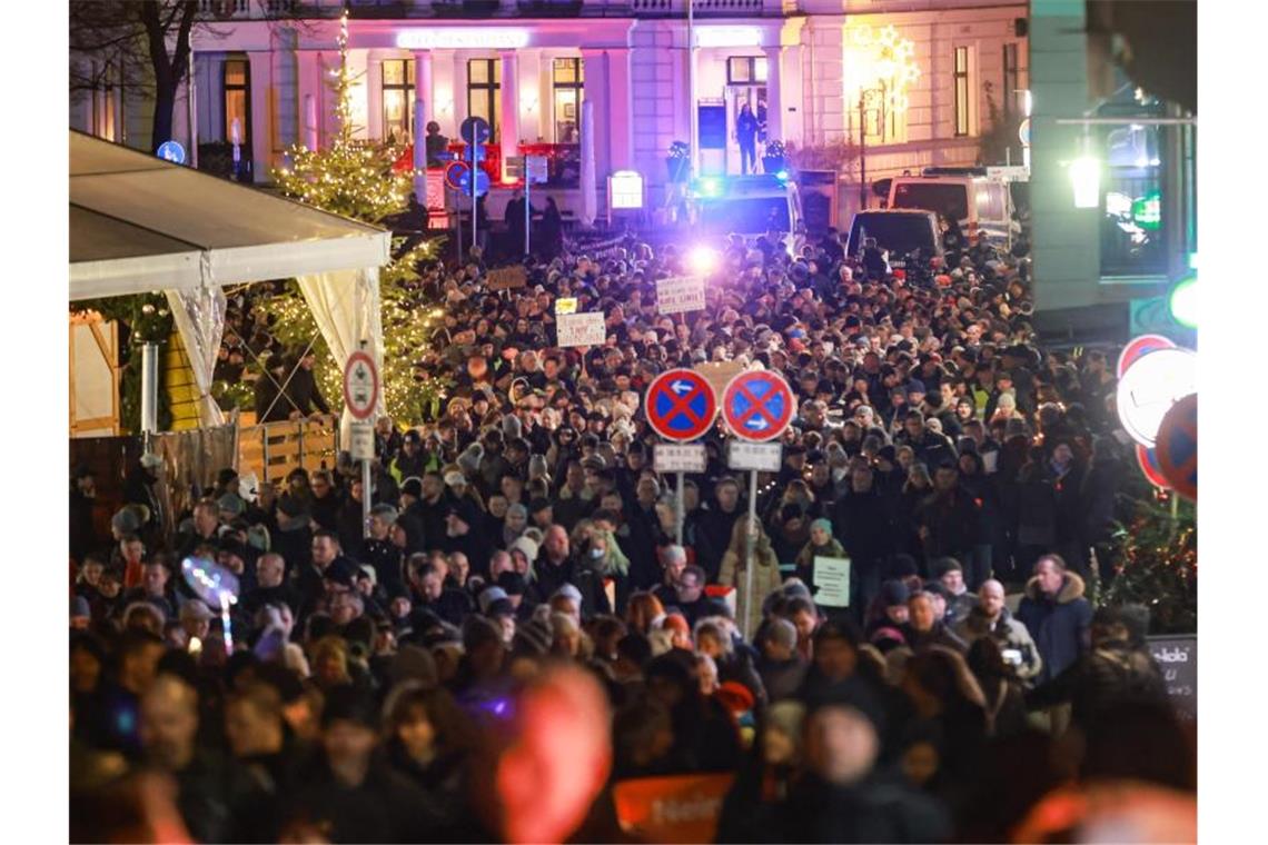 Demonstration in der Innenstadt von Schwerin gegen die Corona Maßnahmen. Foto: Ulrich Perrey/dpa