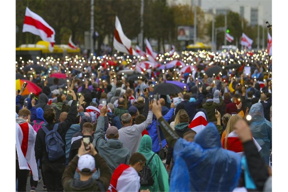 Mehr als 100.000 Menschen protestieren in Belarus Demonstration in Minsk am 27. September. Die Proteste in Belarus dauern seit der Wahl an. Foto: -/TUT.by/dpa