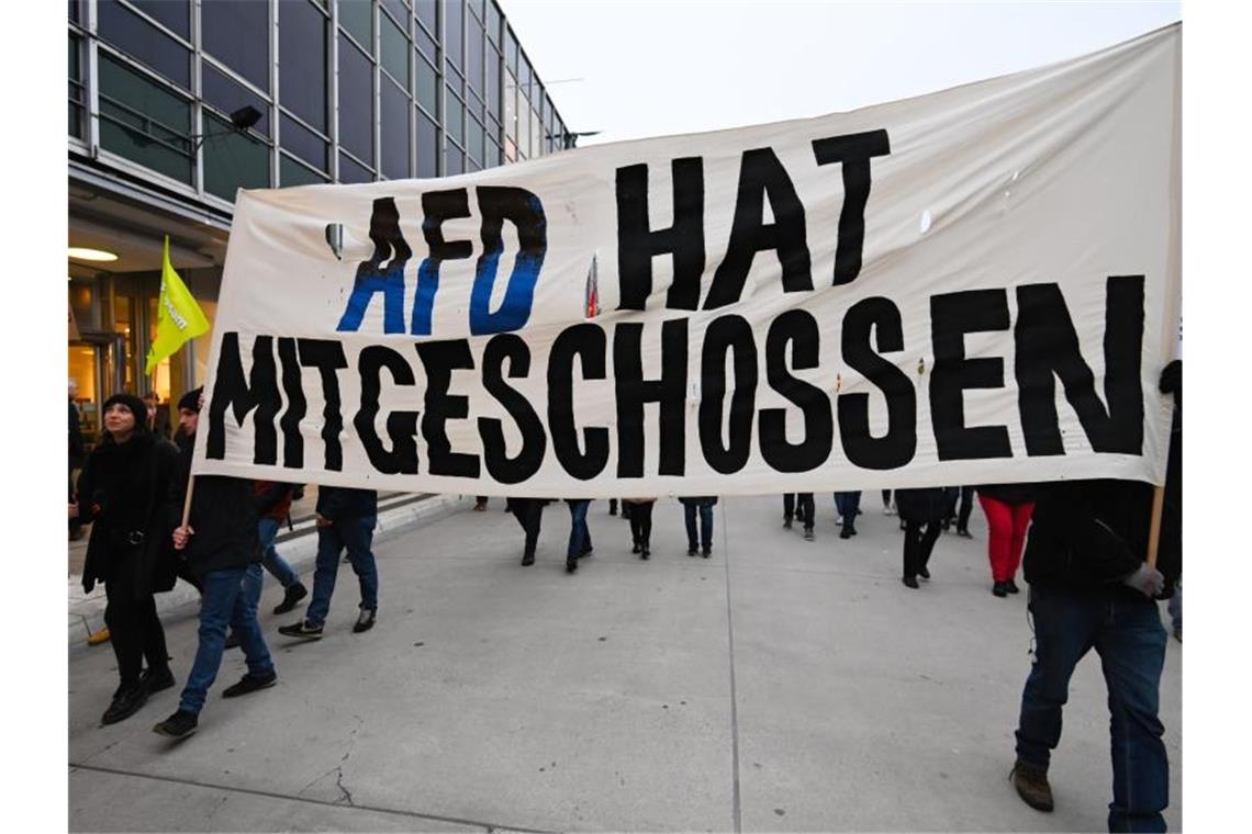 AfD will verbal abrüsten: Keine Heimat für Rassisten Demonstration nach den rechtsextremen Morden von Hanau: „AFD hat mitgeschossen“. Foto: Nicolas Armer/dpa