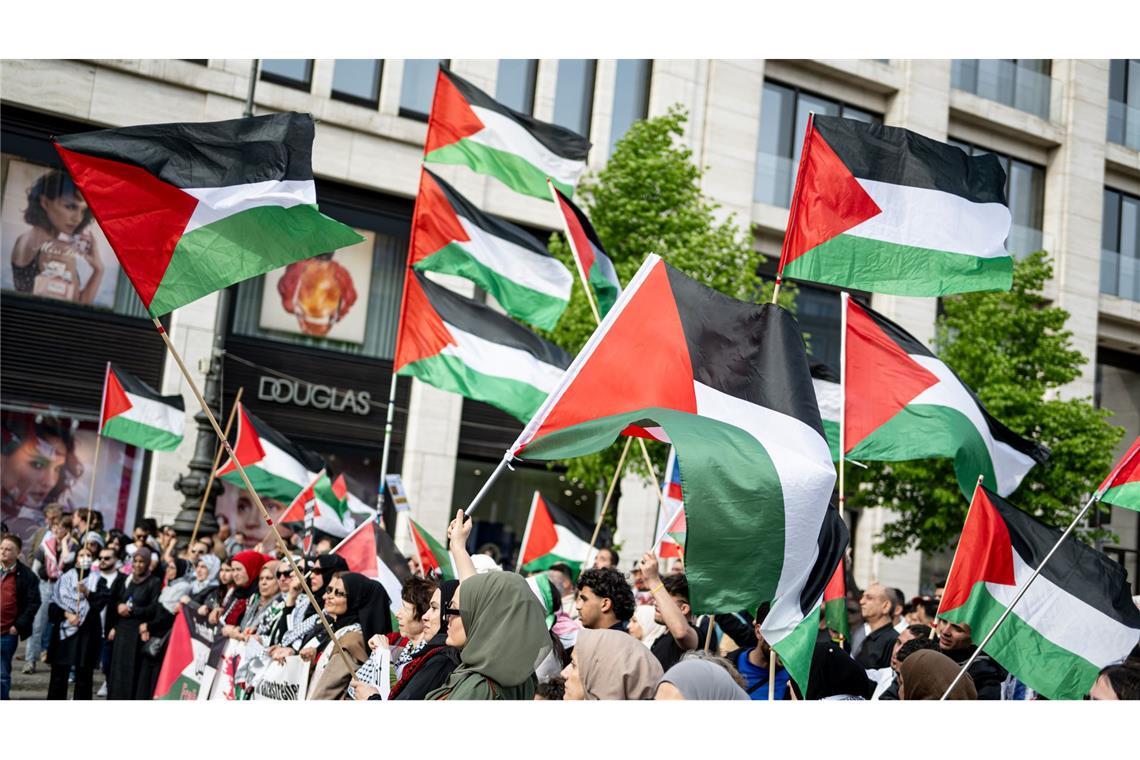 Demonstration nach der Auflösung der "Palästina Konferenz" in Berlin-Mitte. Die Berliner Polizei hat den umstrittenen Kongress, der eigentlich bis Sonntag dauern sollte, am Freitag aufgelöst.