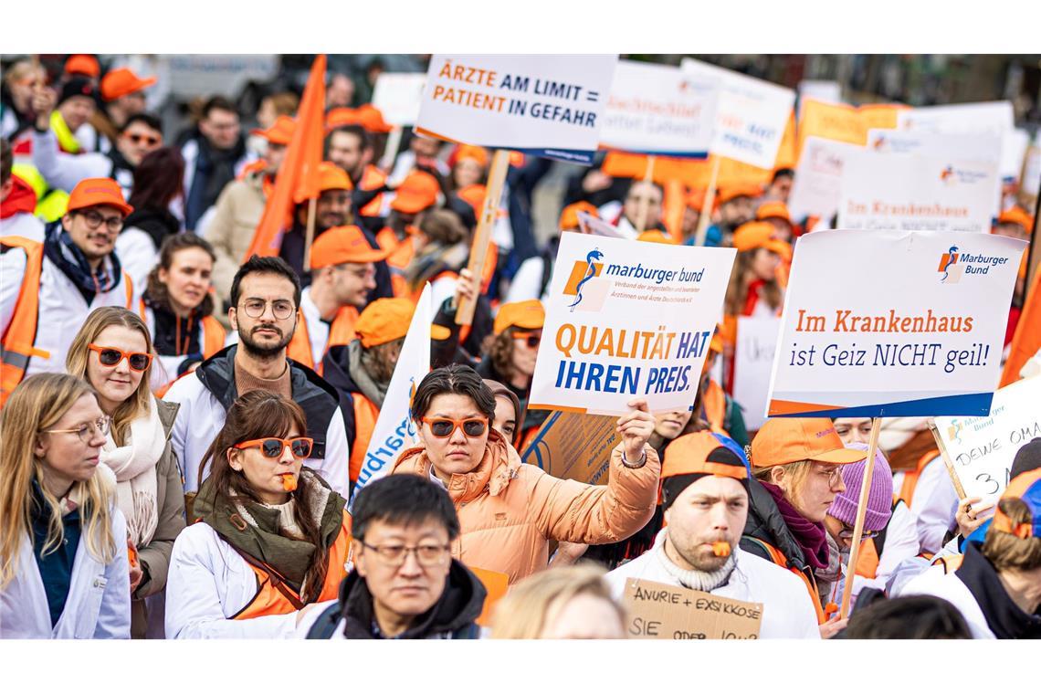 Demonstration von Uniklinik-Medizinern auf dem Opernplatz in Hannover.