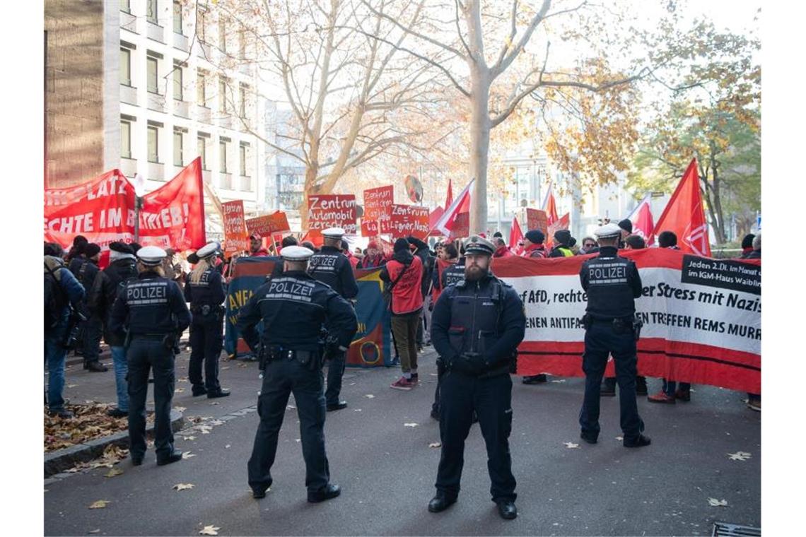 Demonstration vor der Verhandlung zum Fall eines Daimler-Mitarbeiters vor dem Landesarbeitsgericht. Foto: Sebastian Gollnow/dpa