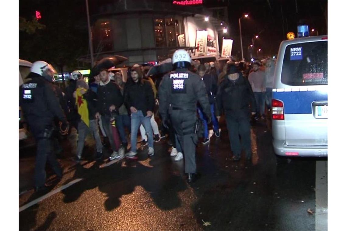 Neun Verletzte bei Kurden-Demos in NRW Demonstrationen gegen den türkischen Einmarsch in Nordsyrien in Bottrop. Foto: TNN/dpa