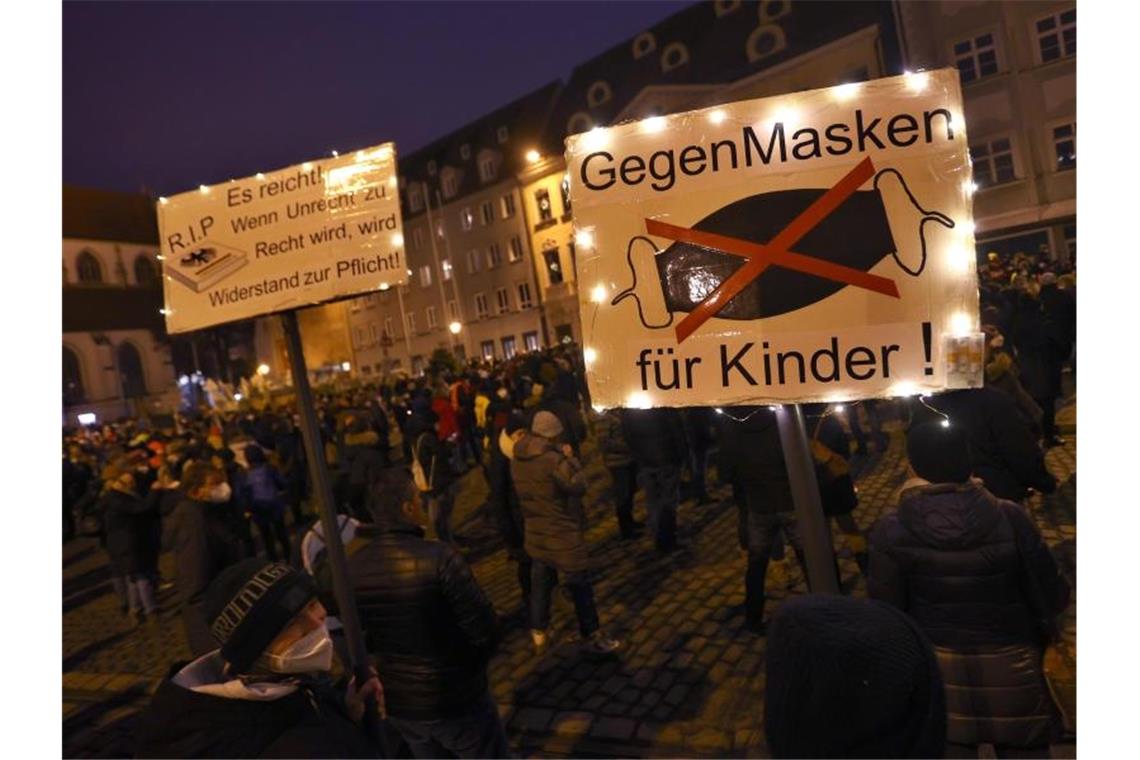 Demonstrationen unterliegen Regelungen. Mit sogenannten Spaziergängen versuchen Kritiker der Corona-Maßnahmen, diese auszuhebeln. (Bild aus Augsburg). Foto: Karl-Josef Hildenbrand/dpa