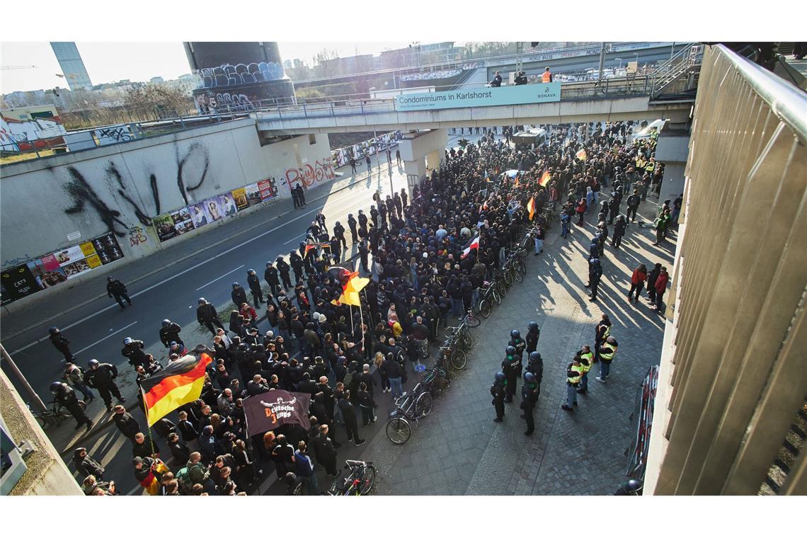 BKA: Politisch motivierte Kriminalität steigt um 40 Prozent Demonstrationen von Rechtsextremisten waren zuletzt häufiger von Gegendemonstrationen begleitet. (Archivfoto)