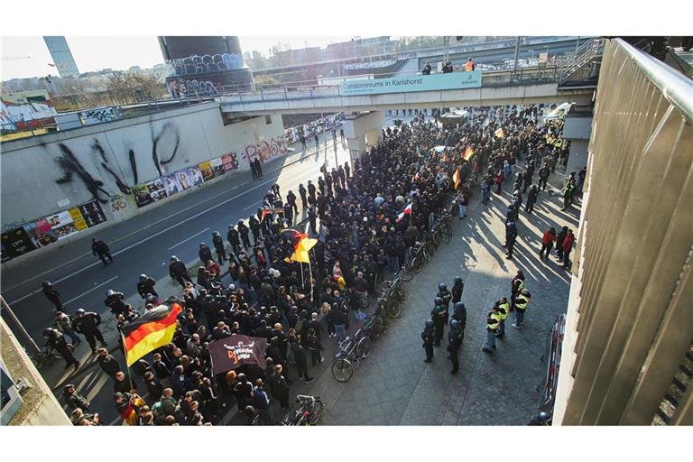 Demonstrationen von Rechtsextremisten waren zuletzt häufiger von Gegendemonstrationen begleitet. (Archivfoto)