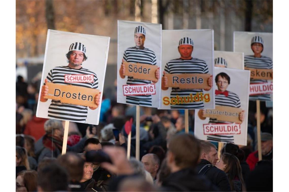 Demonstrationsteilnehmer der Initiative „Querdenken“ in Leipzig. Die Zahl der Menschen, bei denen Forscher eine „Verschwörungsmentalität“ erkannten, stieg 2020 wieder an. Foto: Sebastian Kahnert/dpa-Zentralbild/dpa