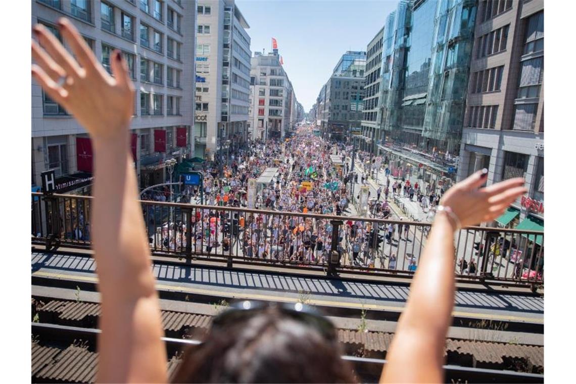 Demonstrationszug auf der Friedrichstraße in Berlin. Foto: Christoph Soeder/dpa