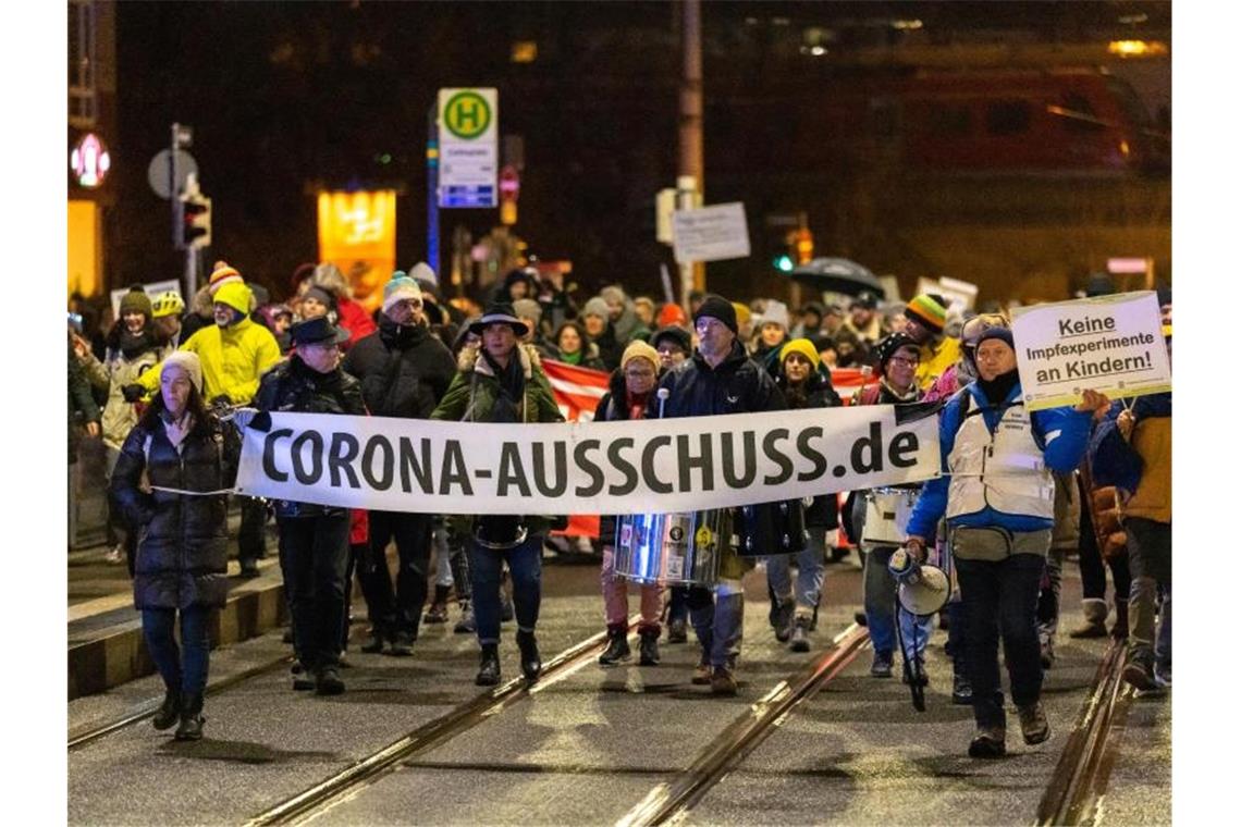 Corona-Proteste: Katz und Maus mit „Spaziergängern“ Demonstrierende auf der Straße in Nürnberg. Foto: -/dpa