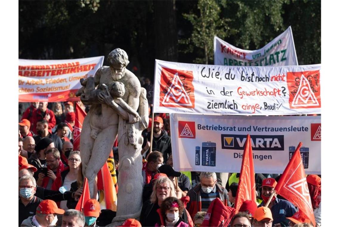 IG Metall für sozial-ökologischen Wandel: Demo in Stuttgart Demonstrierende beim bundesweiten Aktionstag der IG Metall für eine "faire und sozial-ökologische Industriepolitik". Foto: Bernd Weißbrod/dpa