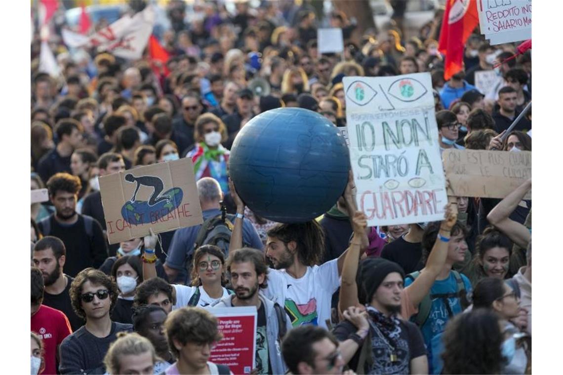 Kein „starkes Signal“ der G20 zur Weltklimakonferenz Demonstrierende halten Protestschilder zum Auftakt des G20-Gipfels. Die Bemühungen um ein starkes Signal im Klimaschutz drohen zu scheitern. Foto: Luca Bruno/AP/dpa