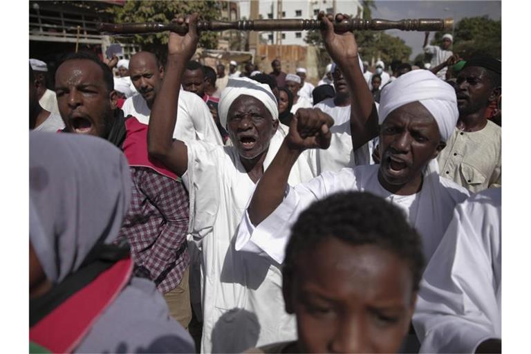 Demonstrierende Menschen in der sudanesischen Hauptstadt Khartum. Foto: Marwan Ali/AP/dpa