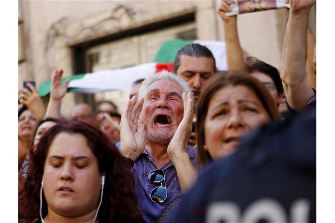 Demonstrierende Menschen vor der Abgeordnetenkammer in Rom. Noch ist unklar, wer der nächste Ministerpräsident des Landes wird. Foto: Cecilia Fabiano/LaPresse via ZUMA Press