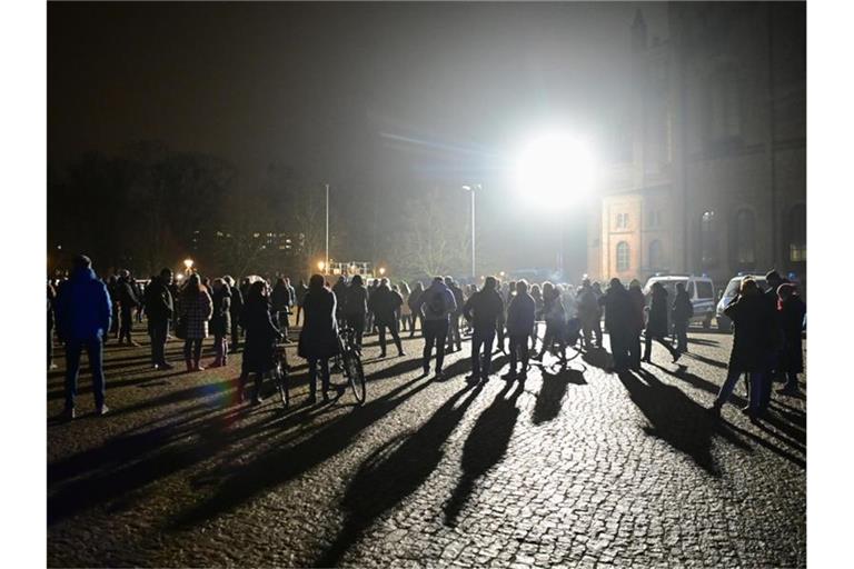 Demonstrierende stehen während einer Abschluss-Kundgebung gegen die Corona-Regeln auf dem Bassinplatz in Potsdam. Foto: Soeren Stache/dpa-Zentralbild/dpa
