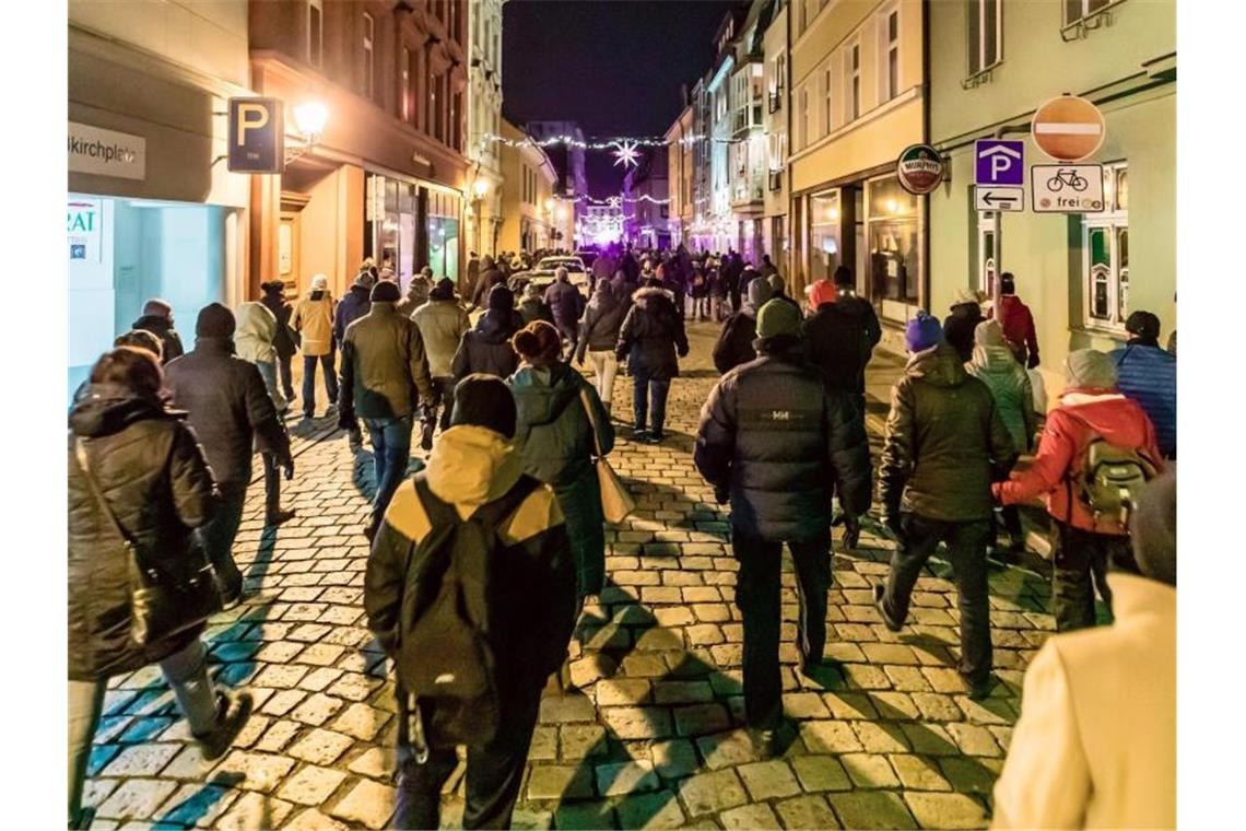 Verschärfte Corona-Regeln: Was gilt in den Bundesländern? Demonstrierende treffen sich zu einem nicht angemeldeten sogenannten „Spaziergang“ in der Cottbuser Innenstadt. Foto: Frank Hammerschmidt/dpa-Zentralbild/dpa