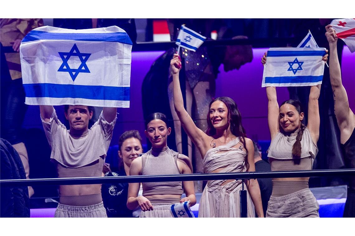 Demos auf den Straßen, Buhrufe vor der Bühne: Israels Beitrag hat beim Eurovision Song Contest dieses Jahr mit viel Gegenwind zu kämpfen. Das Publikum hat Sängerin Eden Golan (2.v.r.) nun trotzdem ins Finale gewählt.