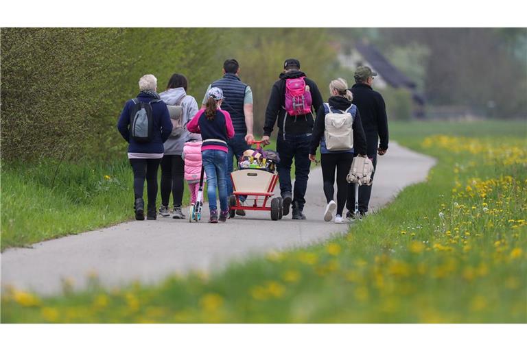 Den 1. Mai nutzen viele Familien zum Beispiel für eine Wanderung mit dem Bollerwagen.