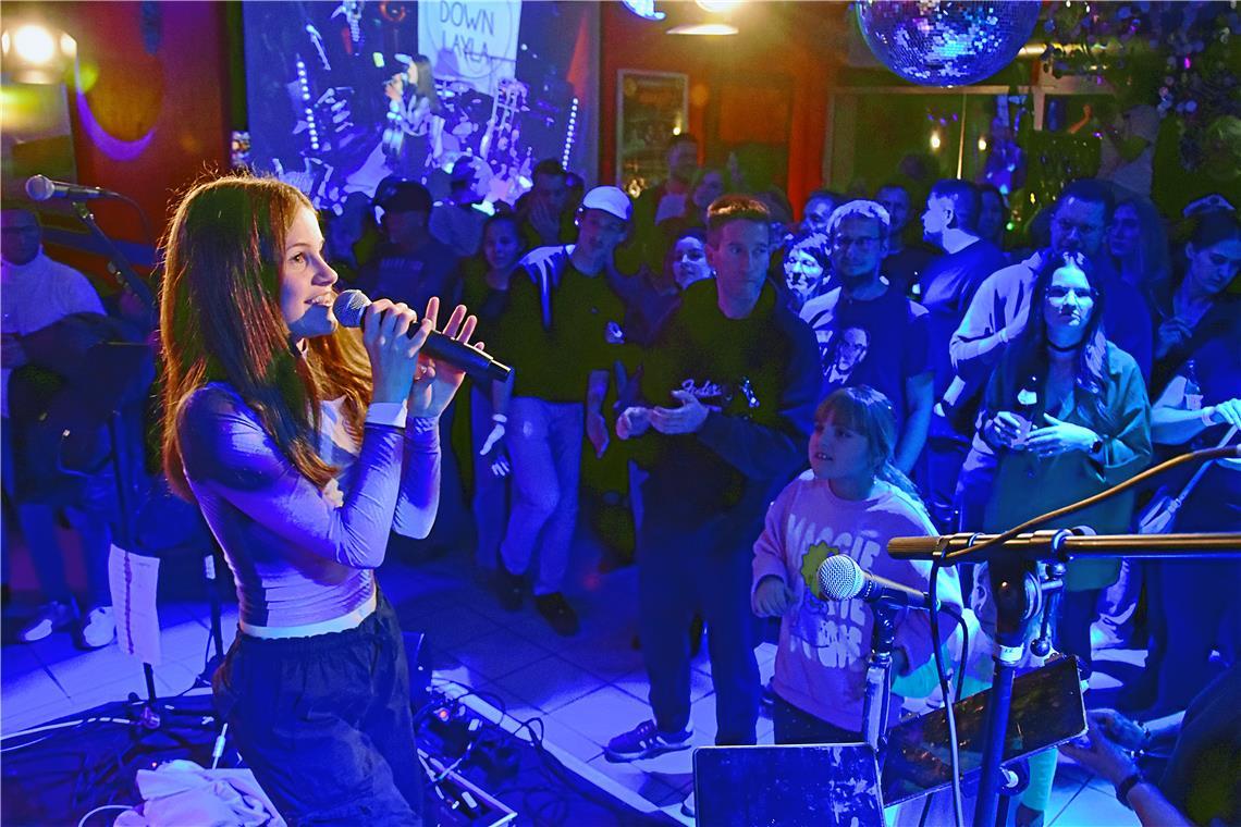 Den Abend im Wohnzimmer eröffnet um 20 Uhr das Backnanger Nachwuchstalent Lilly ...