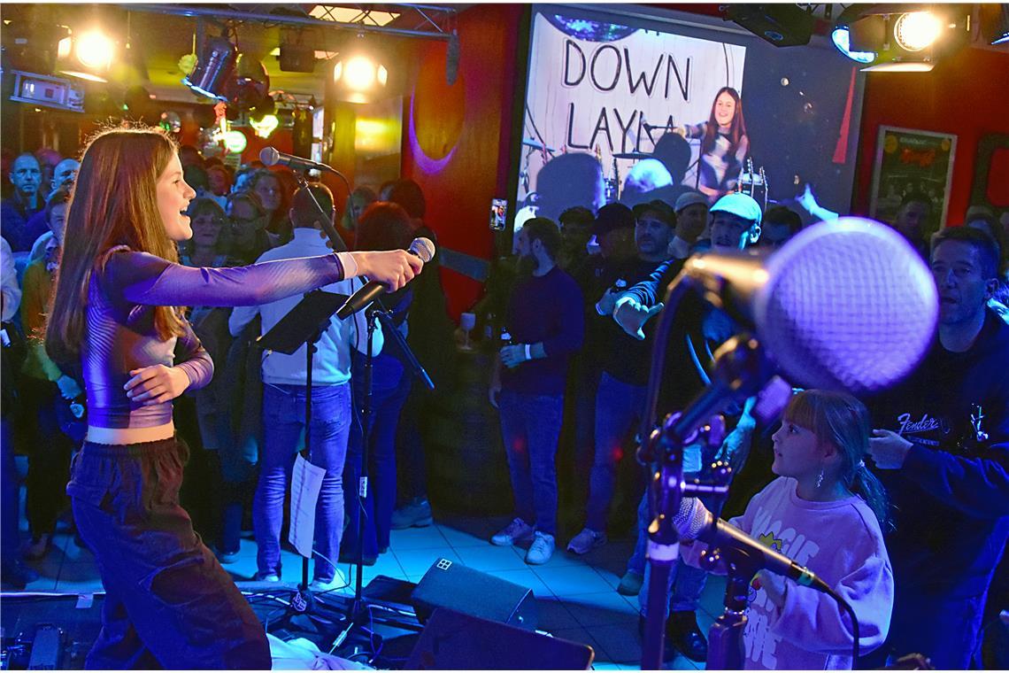 Den Abend im Wohnzimmer eröffnet um 20 Uhr das Backnanger Nachwuchstalent Lilly ...