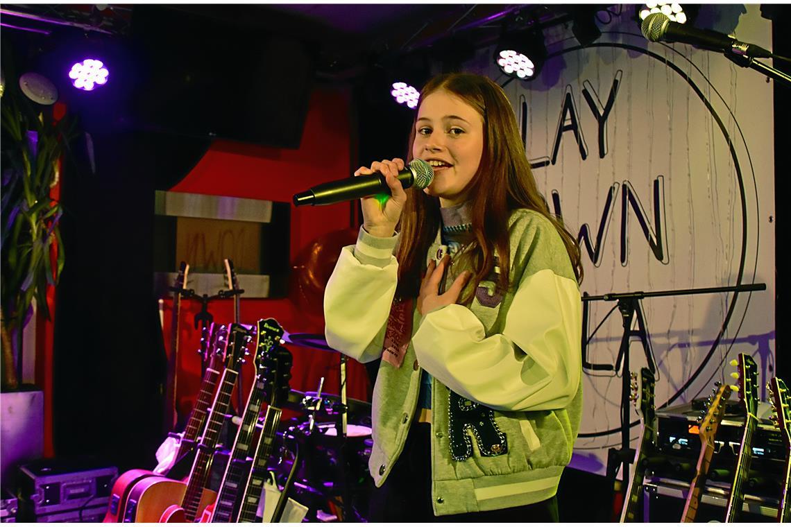 Den Abend im Wohnzimmer eröffnet um 20 Uhr das Backnanger Nachwuchstalent Lilly ...