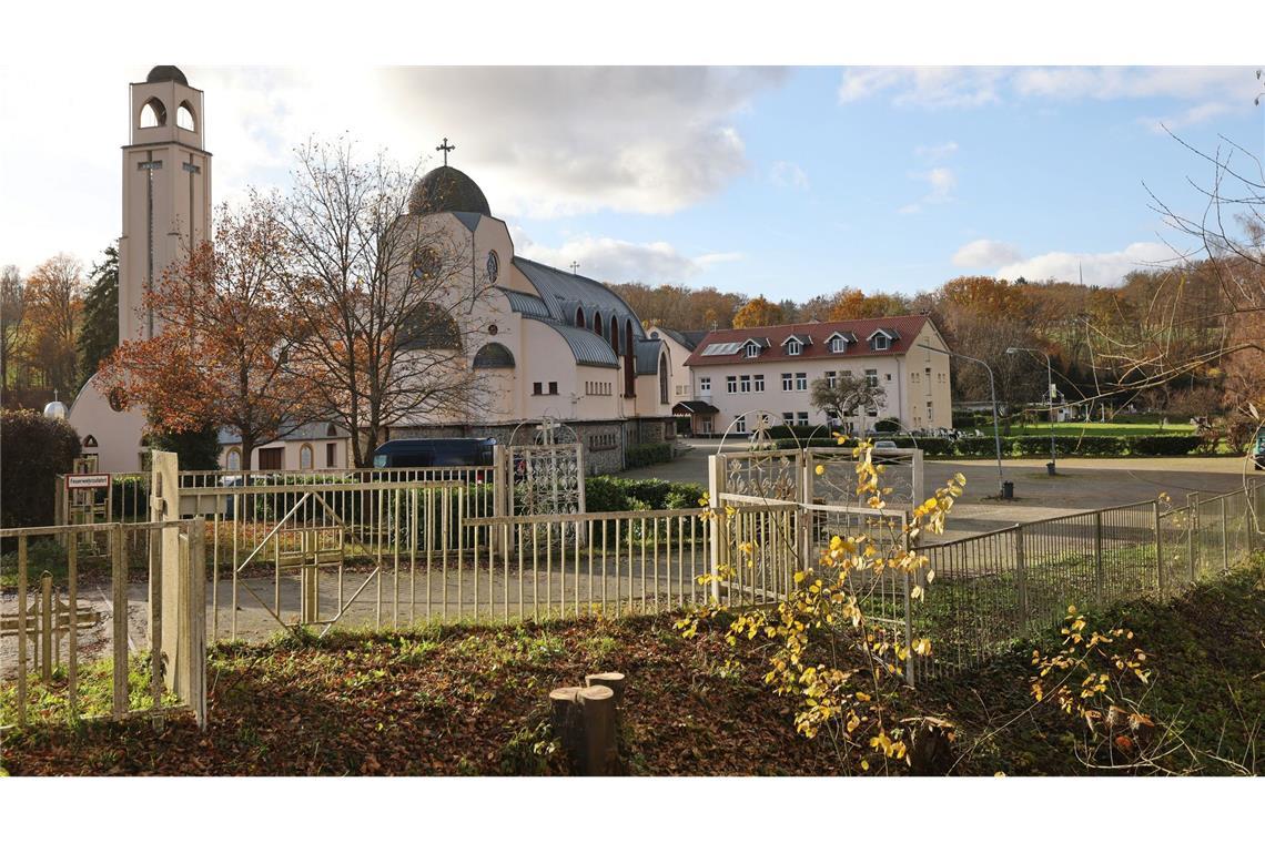 Den Angaben der Ermittler zufolge war das Kind unverletzt in einem Kinderwagen.
