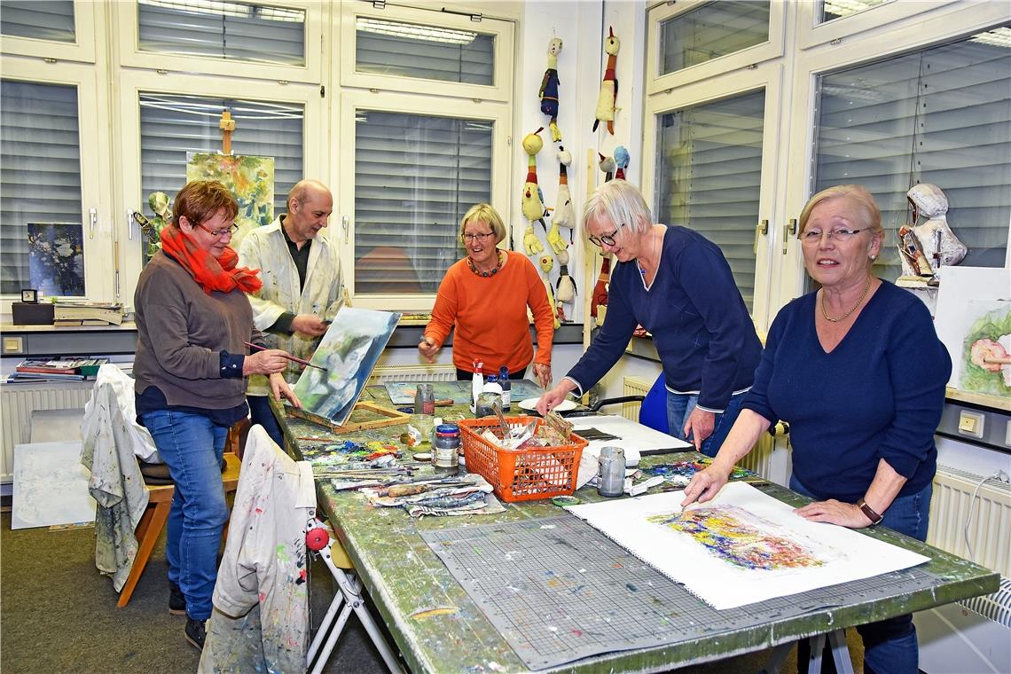 „Den Arbeitstisch soll man verstehen wie eine Spielwiese“, sagt der Kursleiter Jansen Capar. Arbeiten in der Malkunstschule in Backnang (von links): Marianne Hanswillemenke, Jansen Capar, Edith Mattern, Barbara Hahn, Susanne Bacher-Schwenger. Foto: T. Sellmaier