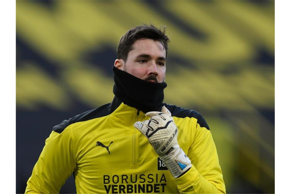 Transferfenster öffnet: Kaum Thema für Bayern und BVB Den auf die Tribüne verbannten einstigen Stammtorhüter Roman Bürki würde der BVB aus Kostengründen gern schon im Winter abgeben. Foto: Bernd Thissen/dpa