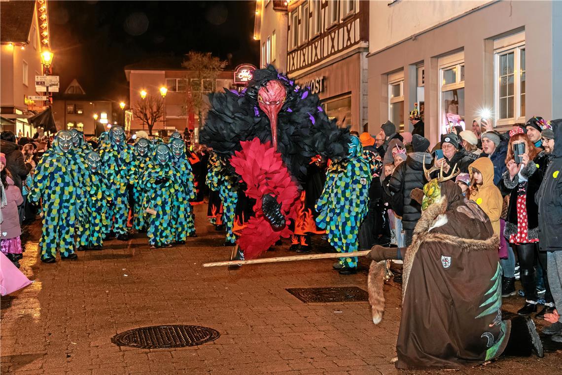 Den Auftakt des Nachtumzugs machen die Henderwäldler – hier lässt der Hotz den Nachtkrabb eine Runde springen. Fotos: Stefan Bossow