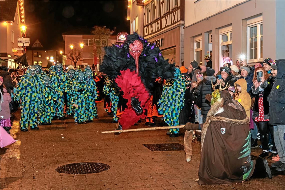 Den Auftakt des Nachtumzugs machen die Henderwäldler – hier lässt der Hotz den Nachtkrabb eine Runde springen. Fotos: Stefan Bossow