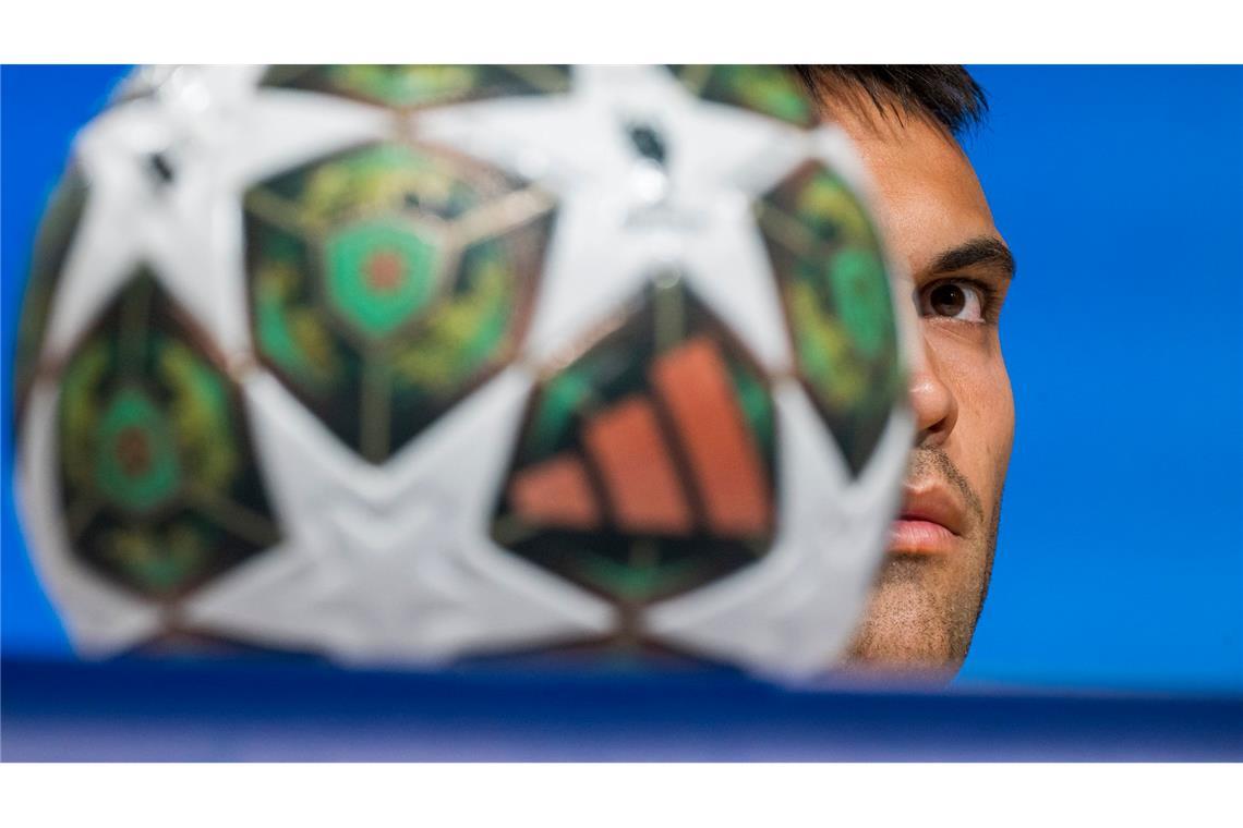 Bilder des Tages Den Ball fest im Blick hat Lautaro Martinez von Inter Mailand bei der Abschluss-Pressekonferenz vor dem Championsleague-Finale
