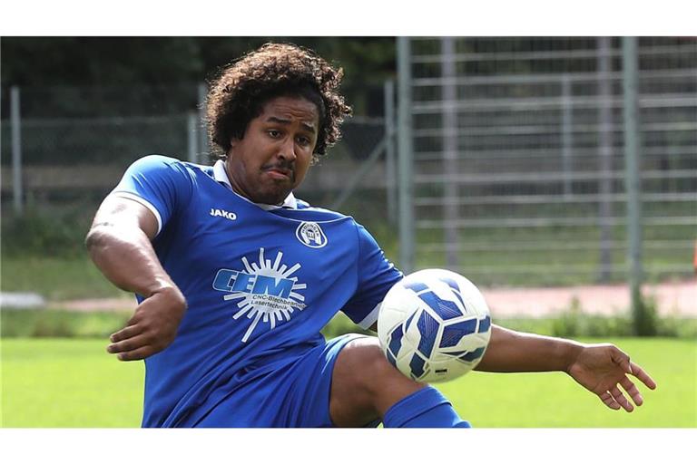 Den Ball im Blick: Verteidiger Ramon Faria Haug erzielte den späten Siegtreffer für den TSV Höfingen.