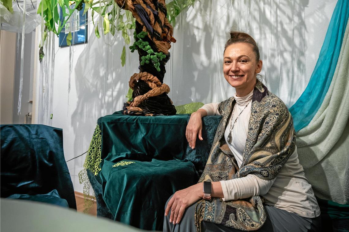 Ukrainische Künstlerin stellt Aquarelle im Heimatmuseum in Althütte aus Den „Baum der guten Gedanken“ hat Julia Matveyeva 2023 für ihre Tochter kreiert. Sie sehnte sich auf der Flucht nach einem geschützten Ort. Foto: Alexander Becher
