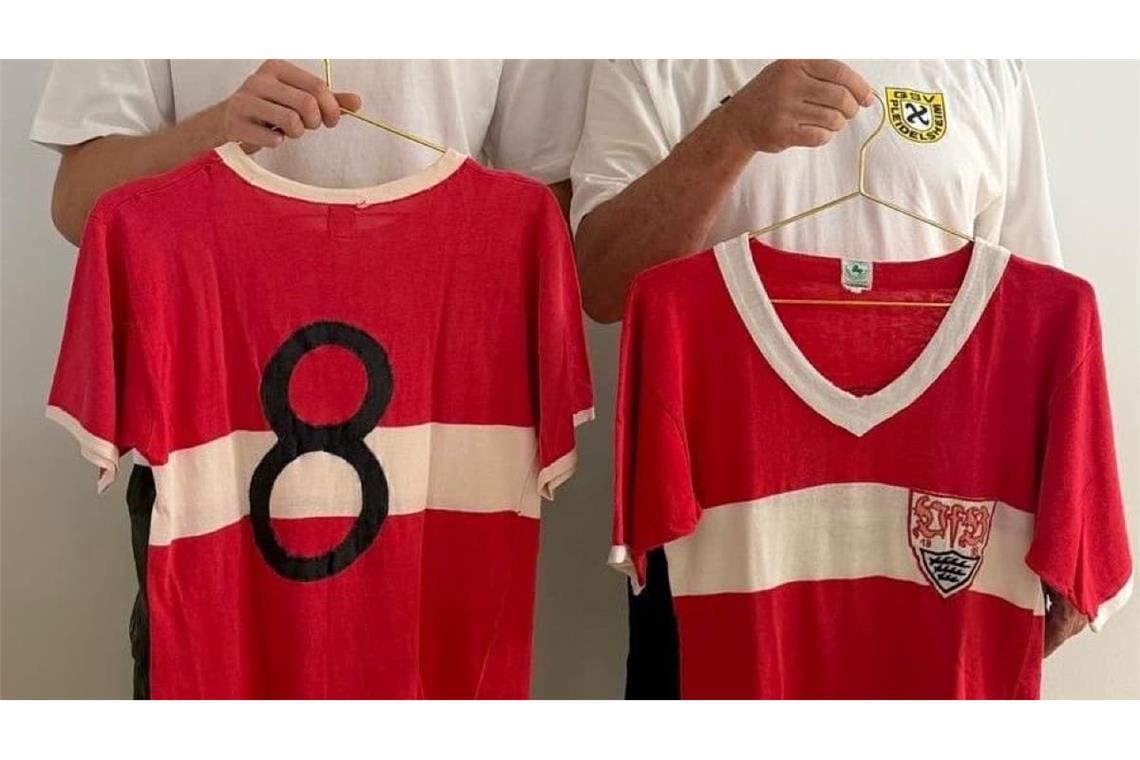 Den Brustring gab es schon in den 1960er Jahren samt Nummer und Wappen. Nur die Träger der zu versteigernden VfB-Trikots waren unbekannt.
