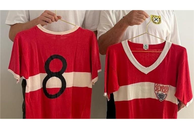 Den Brustring gab es schon in den 1960er Jahren samt Nummer und Wappen. Nur die Träger der zu versteigernden VfB-Trikots waren unbekannt.