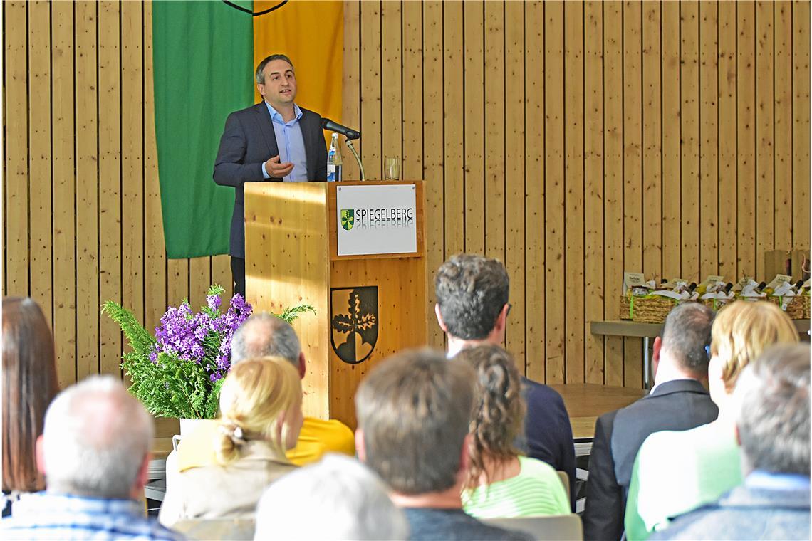 Den Bürgertreff nutzt Max Schäfer auch dafür, um Transparenz über die Aktivitäten und Beschlüsse des Gemeinderats zu schaffen. Fotos: Tobias Sellmaier
