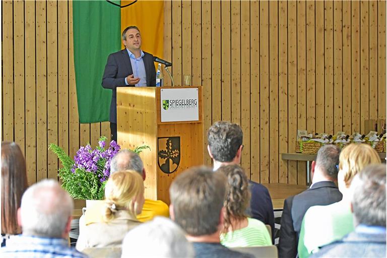 Den Bürgertreff nutzt Max Schäfer auch dafür, um Transparenz über die Aktivitäten und Beschlüsse des Gemeinderats zu schaffen. Fotos: Tobias Sellmaier