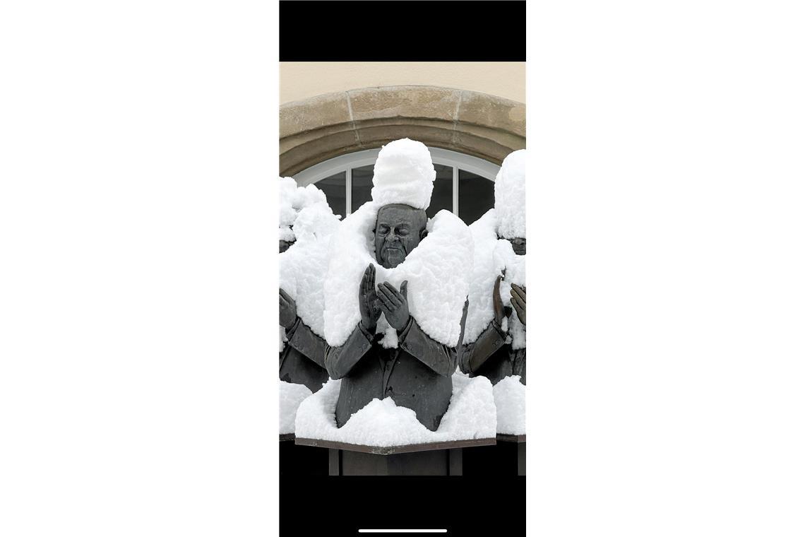 Den Claqueuren vor dem Backnanger Rathaus hat der Schnee ein etwas anderes Outfi...