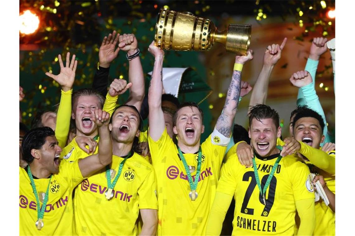 Den DFB-Pokal sicherte sich in Berlin Borussia Dortmund nach dem Sieg gegen RB Leipzig. Foto: Martin Rose/Getty-Pool/dpa