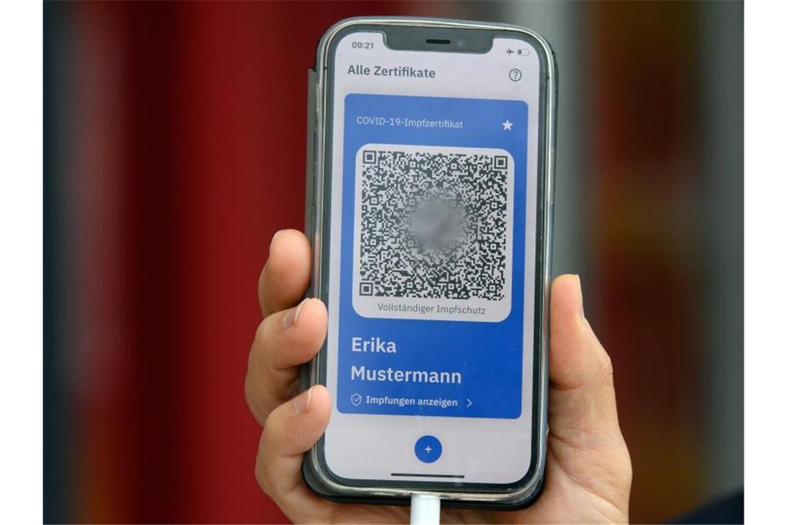 Digitaler Corona-Impfnachweis geht an den Start Den digitalen Nachweis soll man sich künftig direkt in Praxen oder Impfzentren erstellen lassen und dann per Smartphone nutzen können. Foto: Soeren Stache/dpa