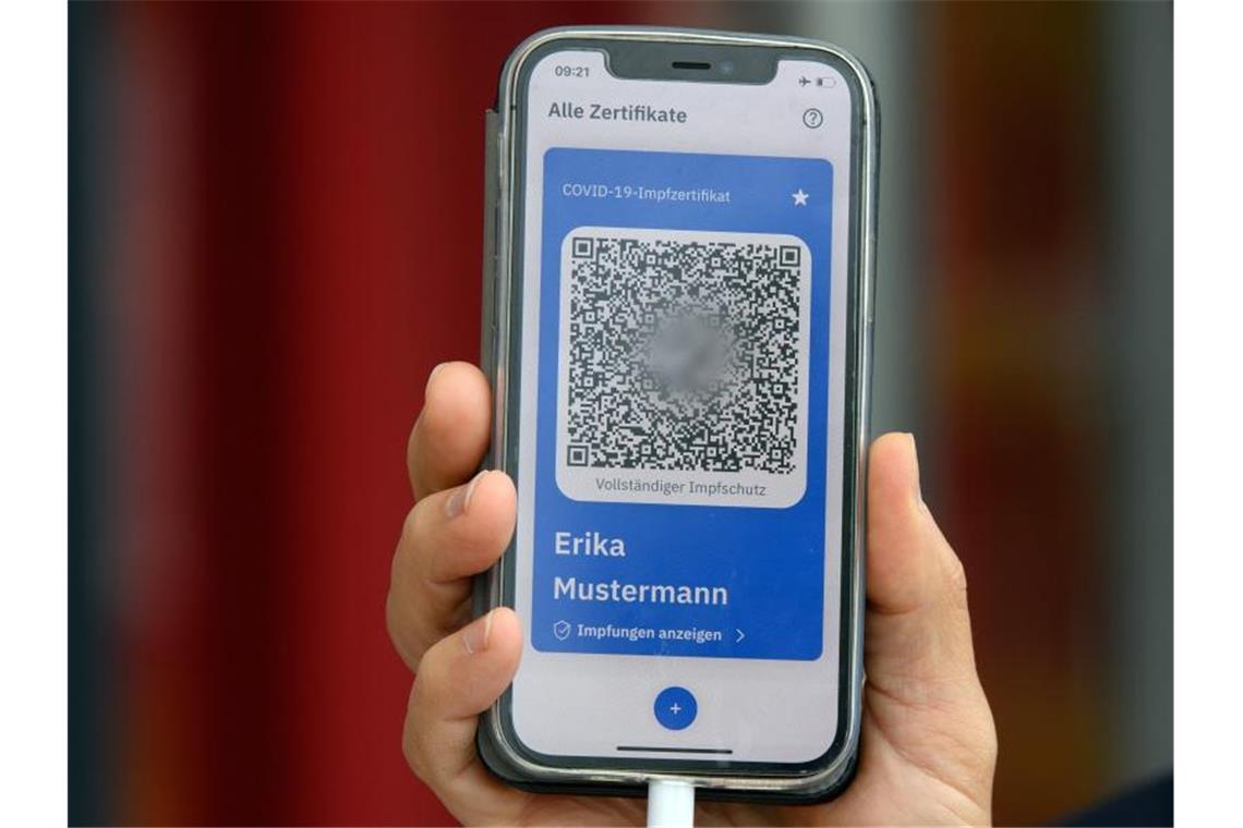 Den digitalen Nachweis soll man sich künftig direkt in Praxen oder Impfzentren erstellen lassen und dann per Smartphone nutzen können. Foto: Soeren Stache/dpa