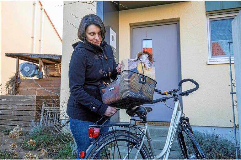 Den Einkauf im Bioladen hat Michaela Sator mit dem Fahrrad erledigt. Das funktionierte recht gut – auch wenn sie beim ersten Mal ihren Rucksack zu Hause vergessen hat. Foto: A. Becher