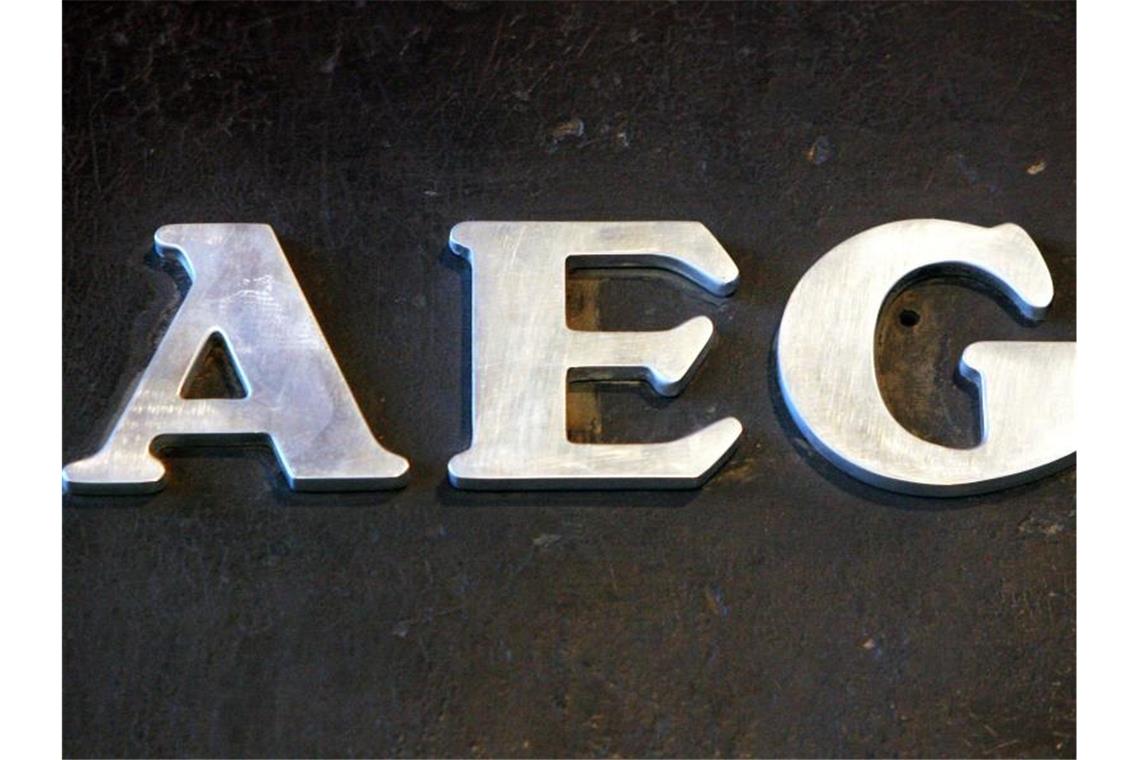 Den einstigen Weltkonzern AEG gibt es schon seit mehr als 20 Jahren nicht mehr. Doch das markante Logo des Konzerns findet sich noch heute auf Hausgeräten wie Staubgsauger. Foto: Tim Brakemeier/dpa