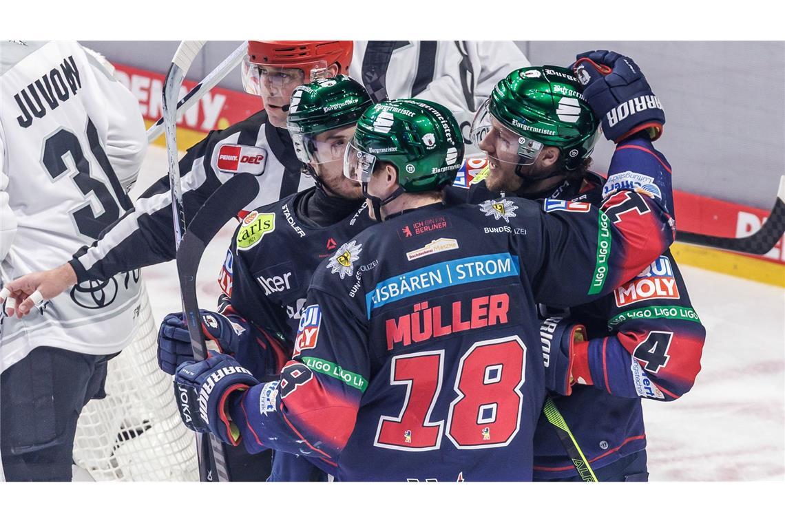 Den Eisbären Berlin gelingt ein überzeugender Serienstart gegen die Haie.